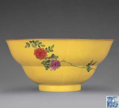清乾隆 黄地花卉纹折腰碗
